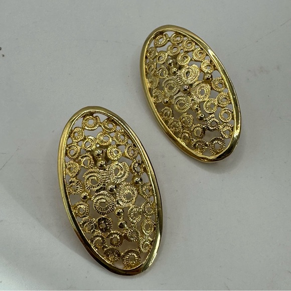 Vintage gold tone Etruscan style large textured oval stud earrings - Picture 9 of 10